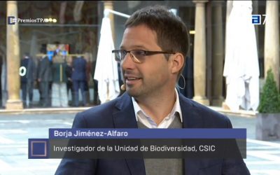 El investigador de la UMIB, Borja Jiménez-Alfaro, y Teresa Valdés-Solís, del INCAR, hablando en TPA noticias